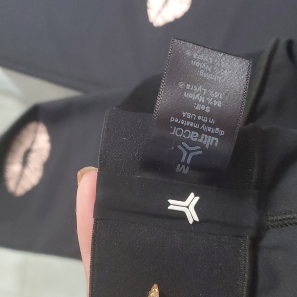 Ultracor Lips Make Out Print Leggings in Medium Size. - Picture 4 of 4